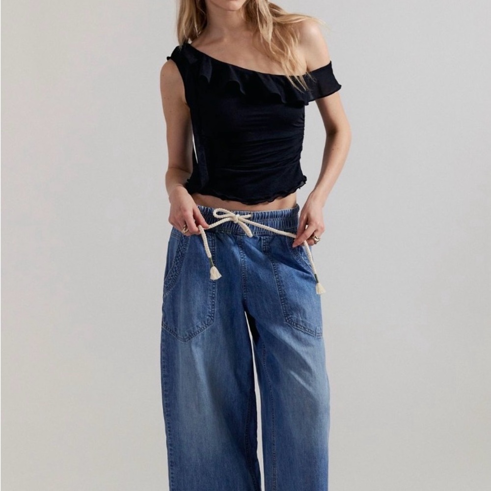 Free people We the Free easy peasy pull on jeans. Size small